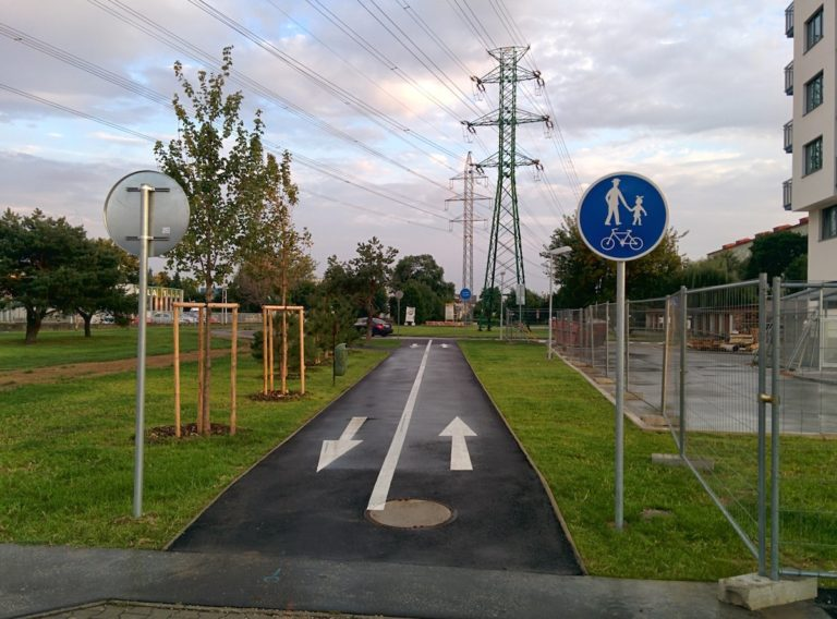 Súbor:Cyklotrasa na kraji mesta so zmiešaným pohybom cyklistov a chodcov. (Bratislava).png