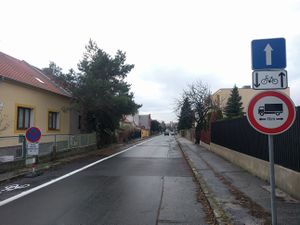 S730 Hruškova - Pohľad na Hruškovu ulicu od Remeselníckej s protismerným cyklopruhom vo vozovke