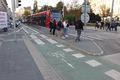 povrch pásu pre cyklistov je v jednej úrovni, bez priečenych nerovností a výškových rozdielov (Šafárikovo nám., Bratislava)