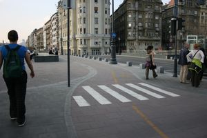 Materiálové oddelenie povrchov cyklotrasy a chodníka, Budapesť