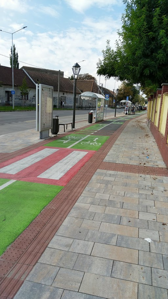 Súbor:Príklad oddelenia cyklopruhu od chodníka varovným pásom. (Trnava).png