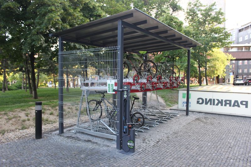 Súbor:Dvojúrovňové parkovanie bicyklov - Park One, Kollárovo nám., Bratislava.JPG