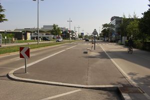 Kürschnergasse - prejazd cyklistov poza korkovú zastávku.JPG