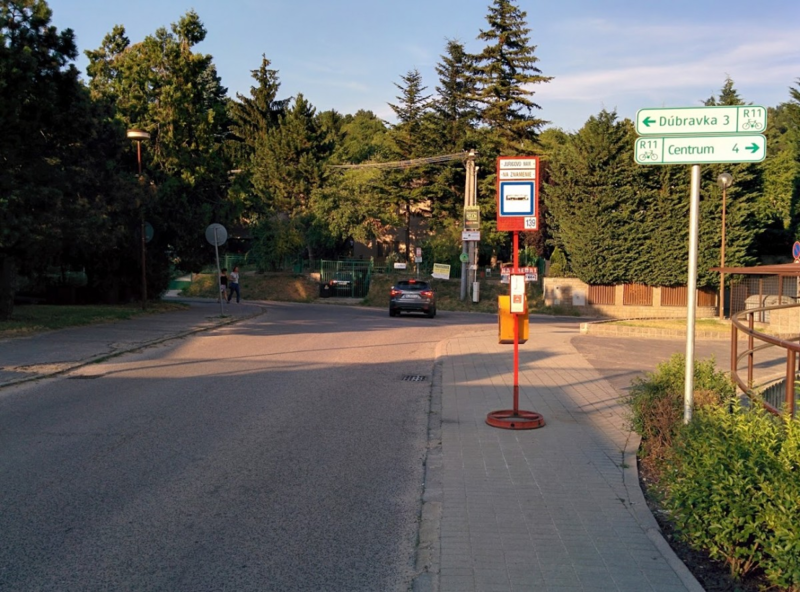 Súbor:Smerová tabuľa pre cyklistov uľahčuje nájdenie nadväzujúcej trasy a udáva vzdialenosť. (Bratislava).png
