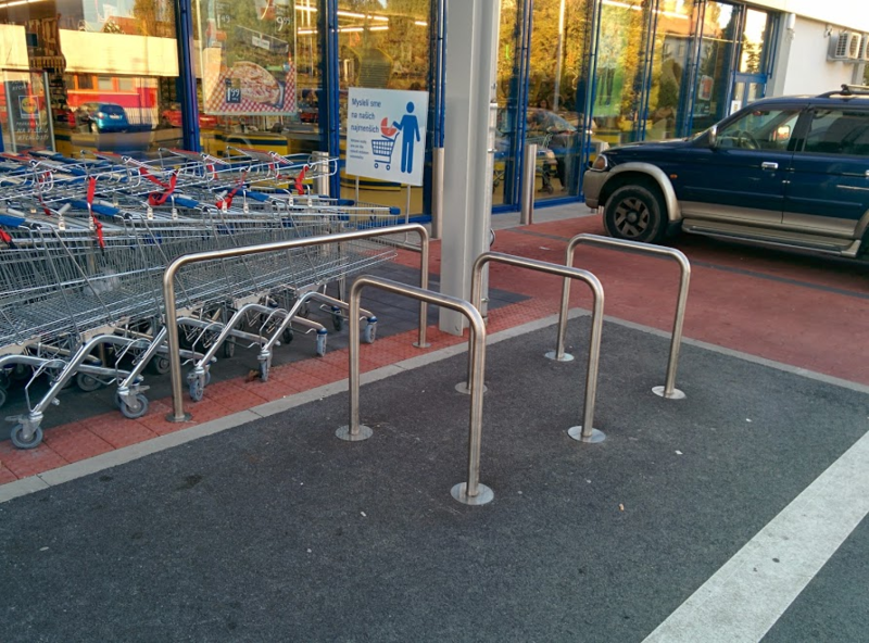 Súbor:Bicyklové stojany typu U pri supermarkete. (Bratislava).png