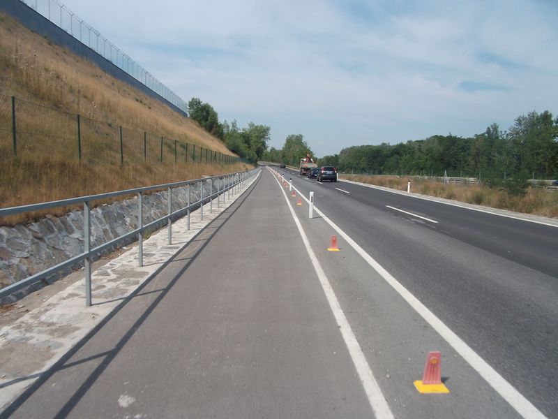 Súbor:Cyklotrasa pri letisku Schwechat.JPG